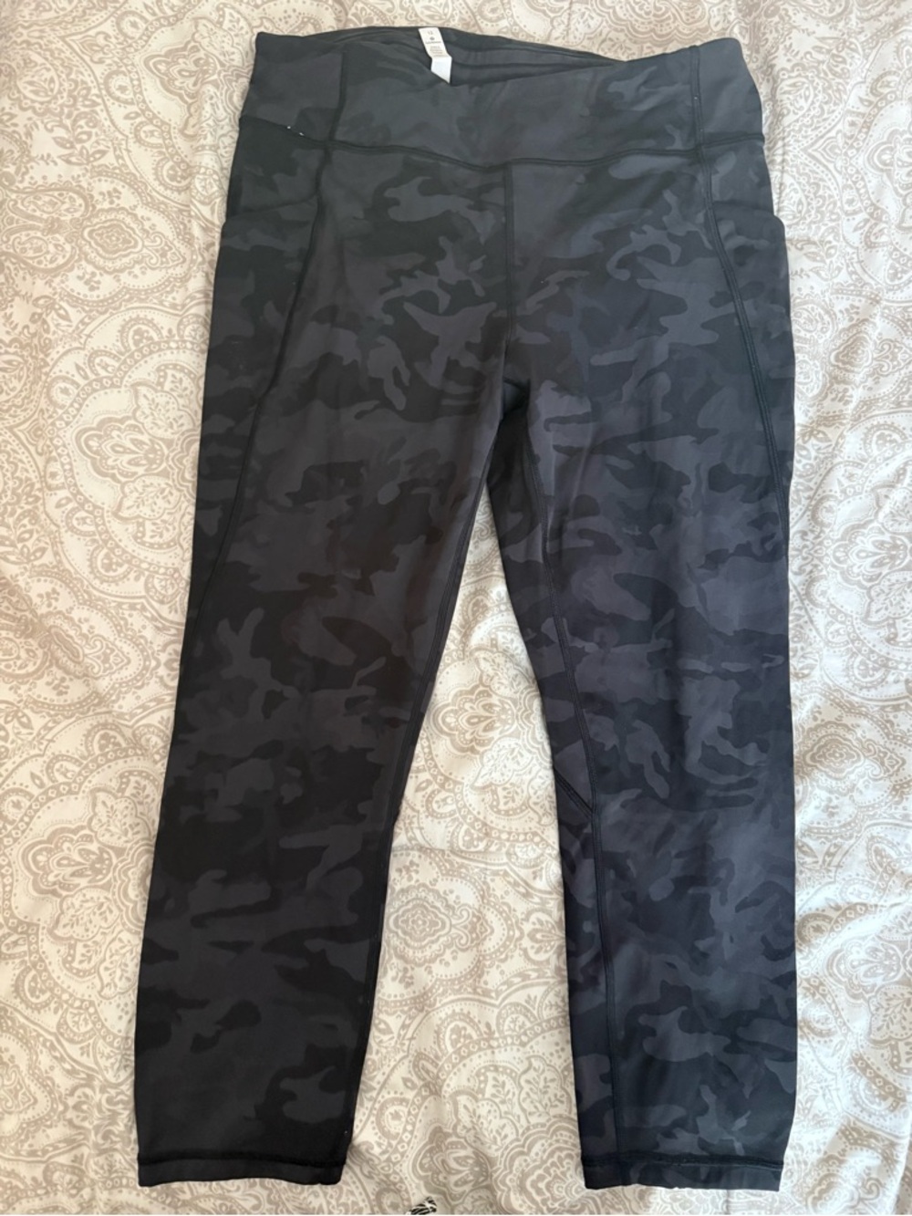 lululemon Black camo High-Rise Leggings with Logo and pockets - Picture 3 of 4
